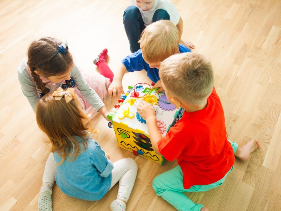 Kinderen spelen op de grond